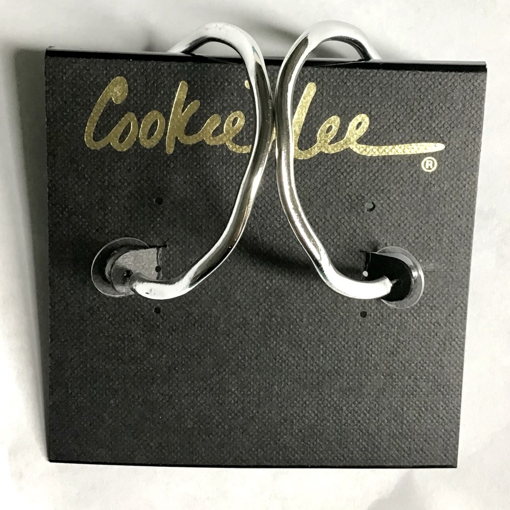 ➰Curvey Wavy Silver Hoop Earrings by Cookie Lee